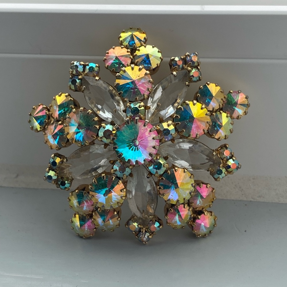vintage-1960s-gold-brooch-with-rainbow